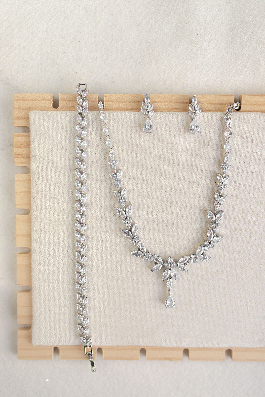 CONJUNTO DE ARETES, COLLAR Y PULSERA: CN014