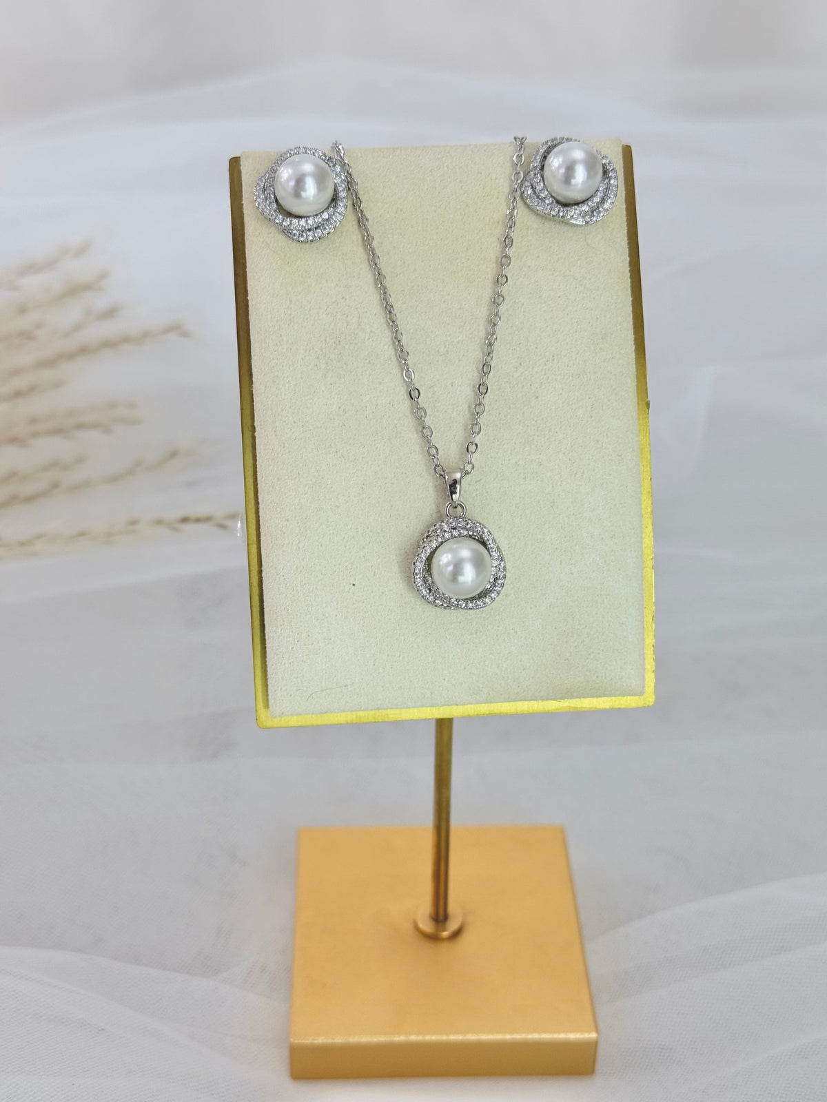 CONJUNTO DE ARETES Y COLLAR: CN016