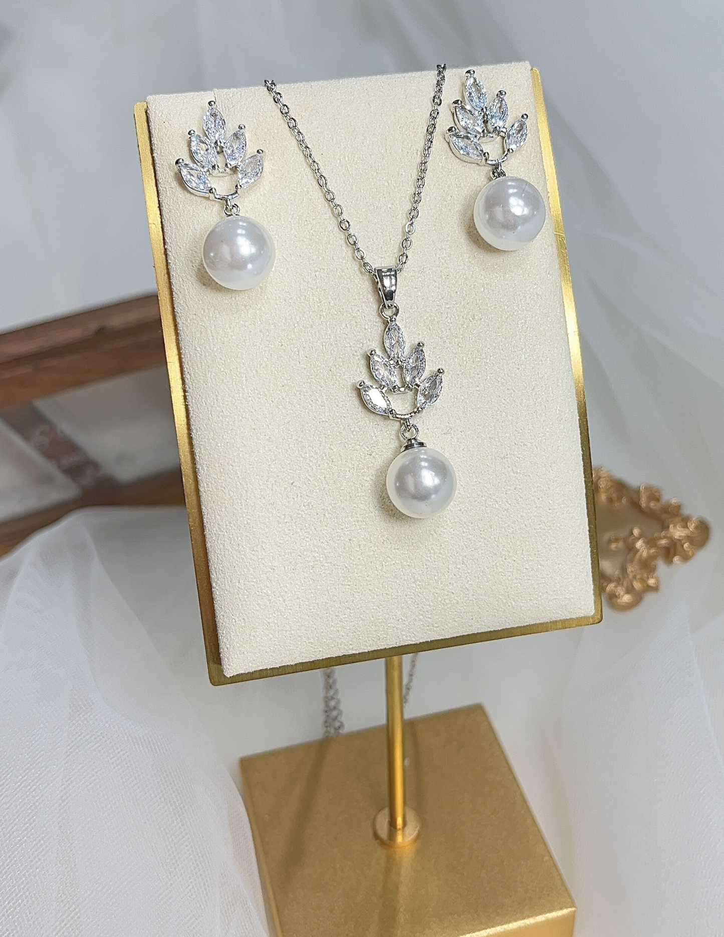 CONJUNTO DE ARETES Y COLLAR: CN010