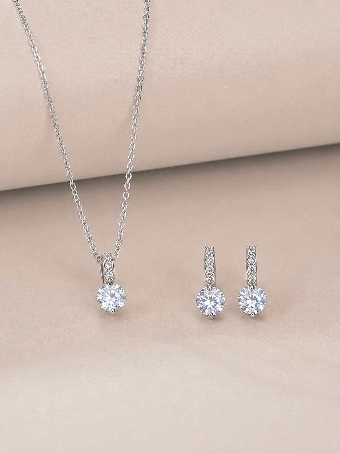 CONJUNTO DE ARETES Y COLLAR: CN011