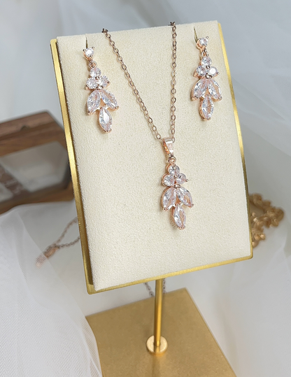 CONJUNTO DE ARETES Y COLLAR: CN004
