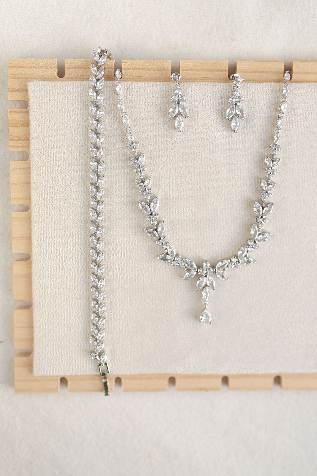 CONJUNTO DE ARETES, COLLAR  Y PULSERA: CN014