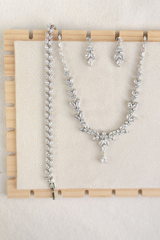 CONJUNTO DE ARETES, COLLAR  Y PULSERA: CN014