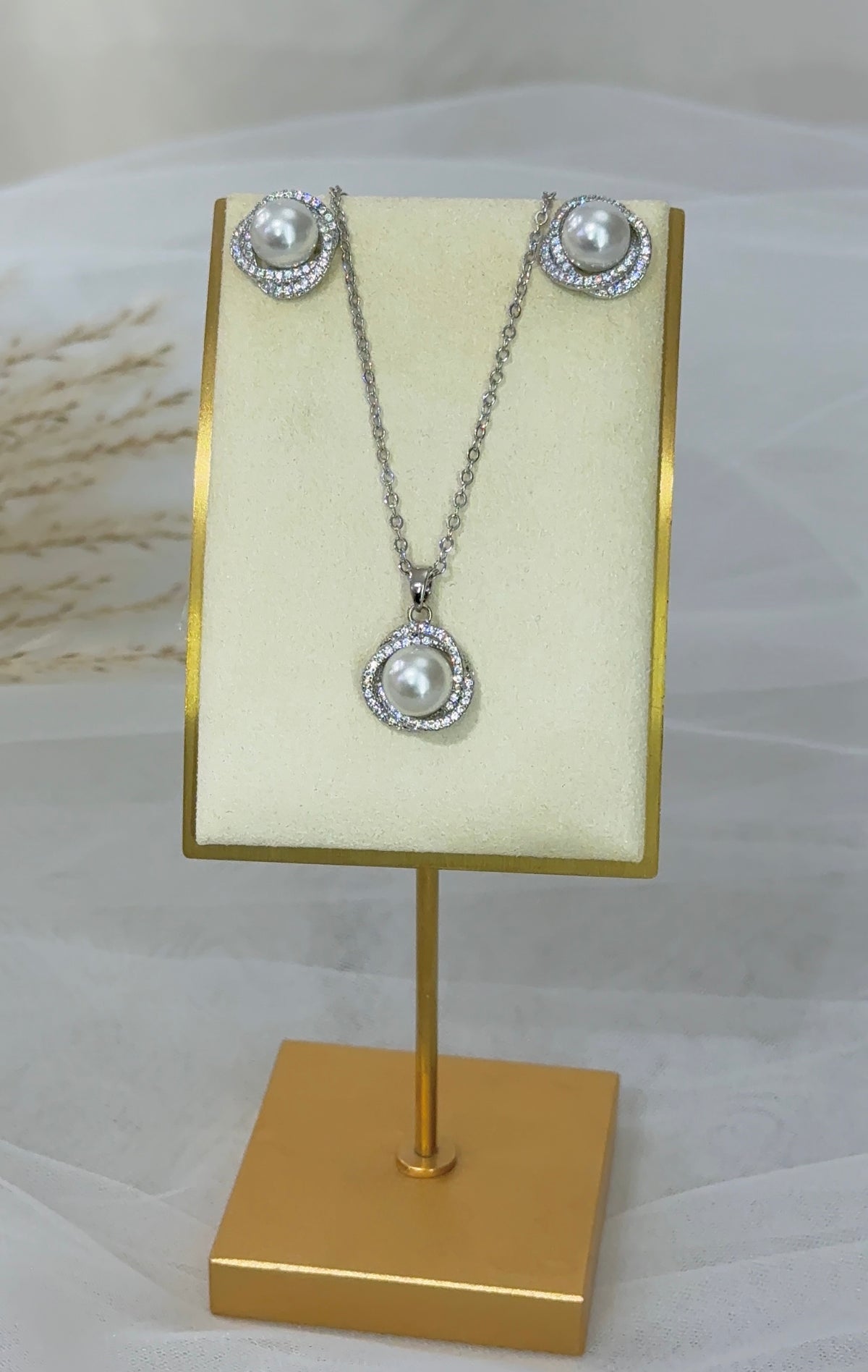 CONJUNTO DE ARETES Y COLLAR: CN016