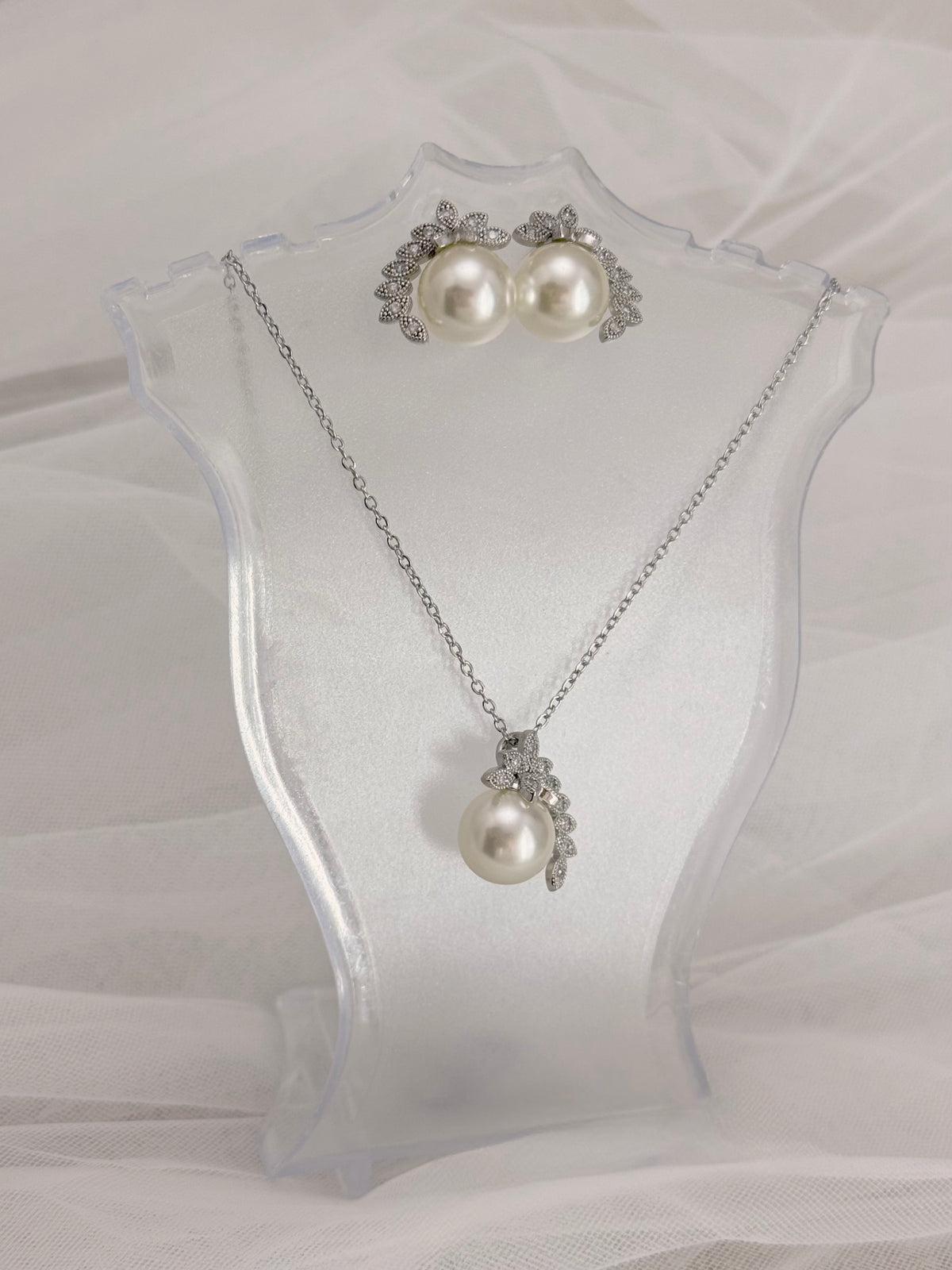 CONJUNTO DE ARETES Y COLLAR: CN014