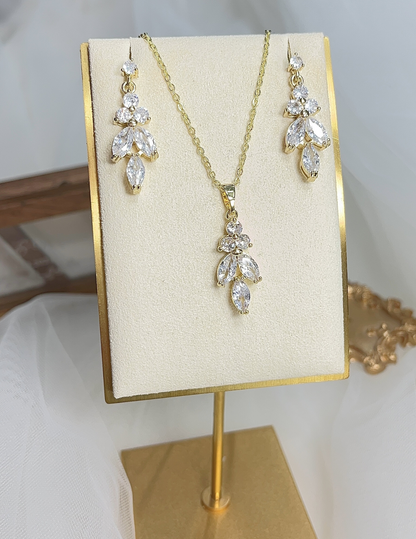 CONJUNTO DE ARETES Y COLLAR: CN004