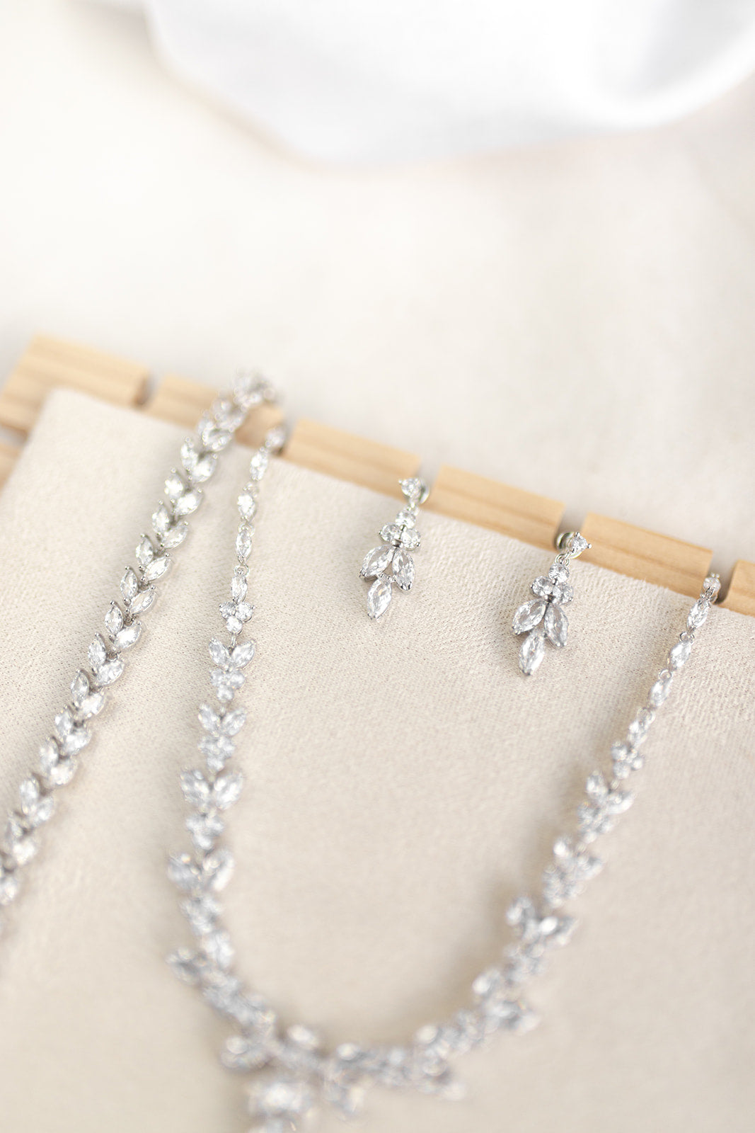 CONJUNTO DE ARETES, COLLAR  Y PULSERA: CN014