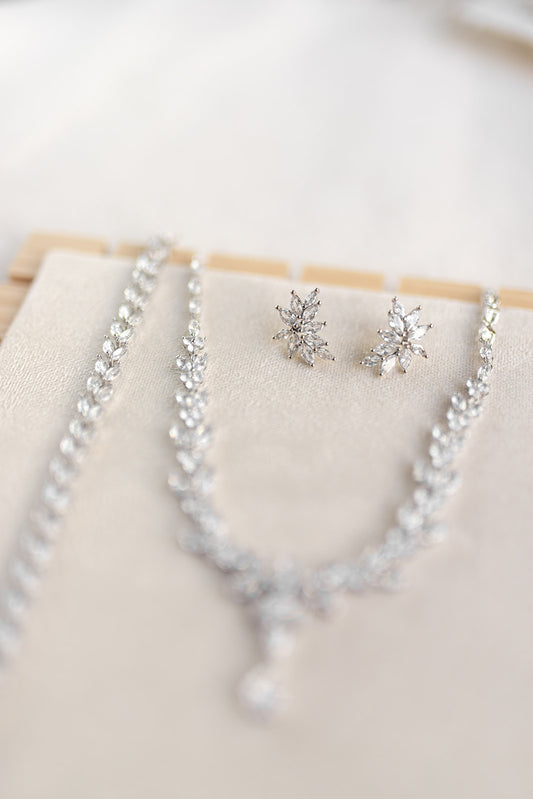 CONJUNTO DE ARETES, COLLAR  Y PULSERA: CN006