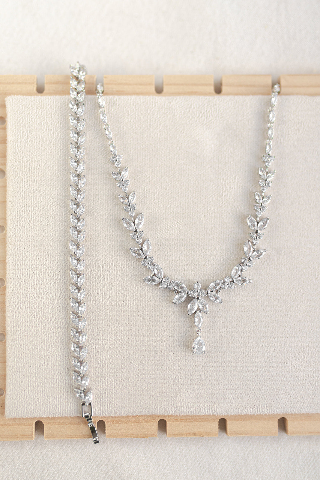 CONJUNTO DE ARETES, COLLAR  Y PULSERA: CN014